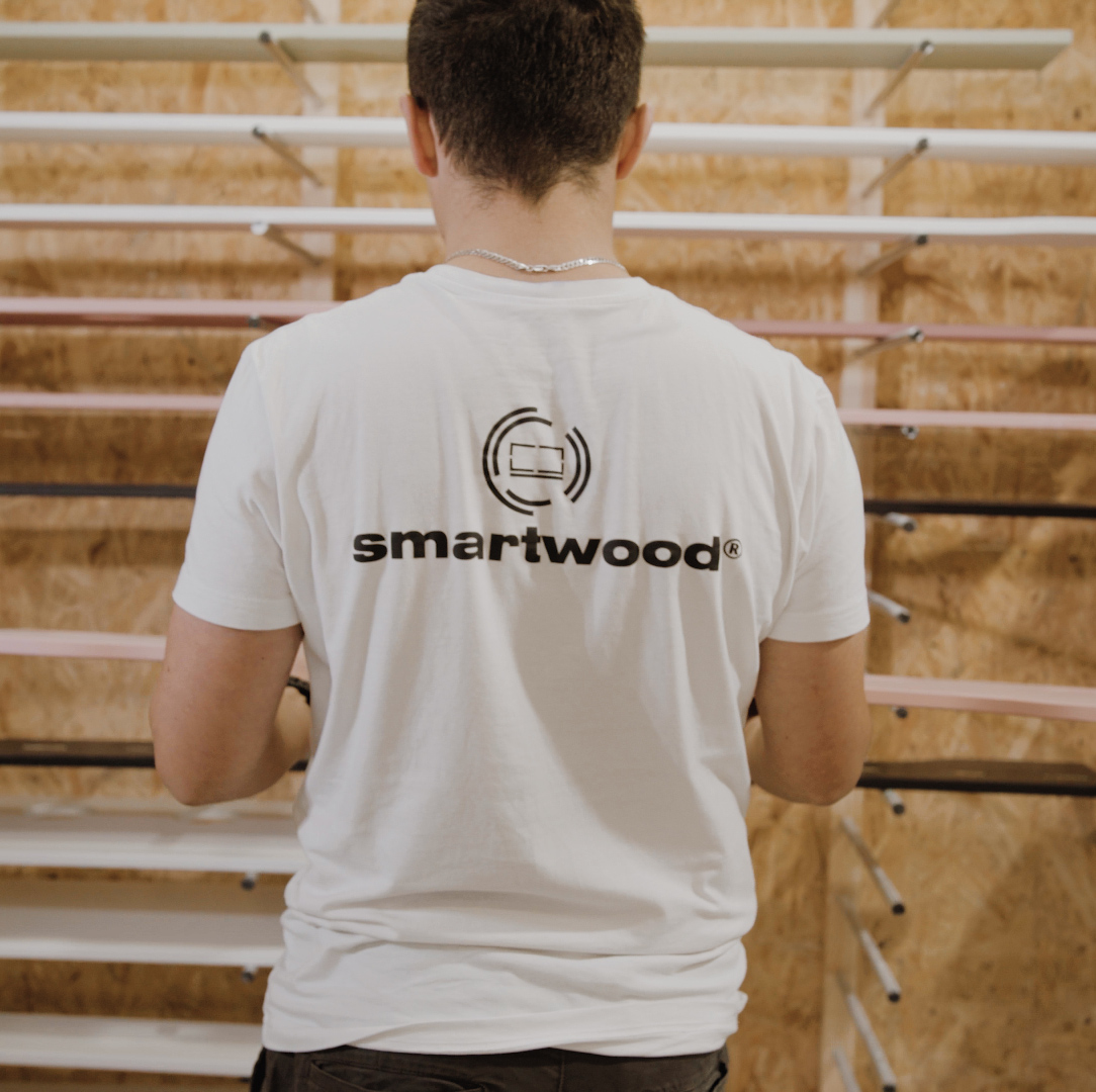 Osoba w białej koszulce z napisem smartwood